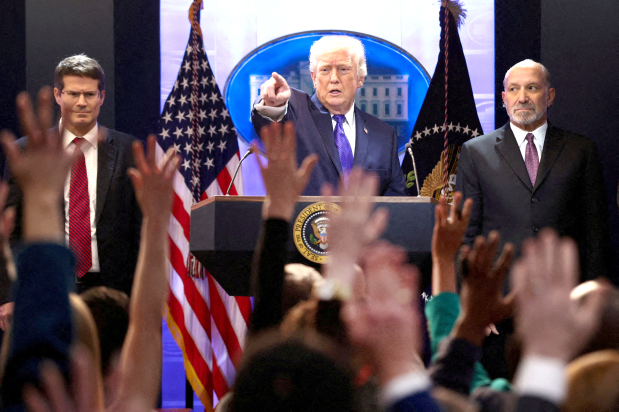 Aides urge Trump to focus on economy